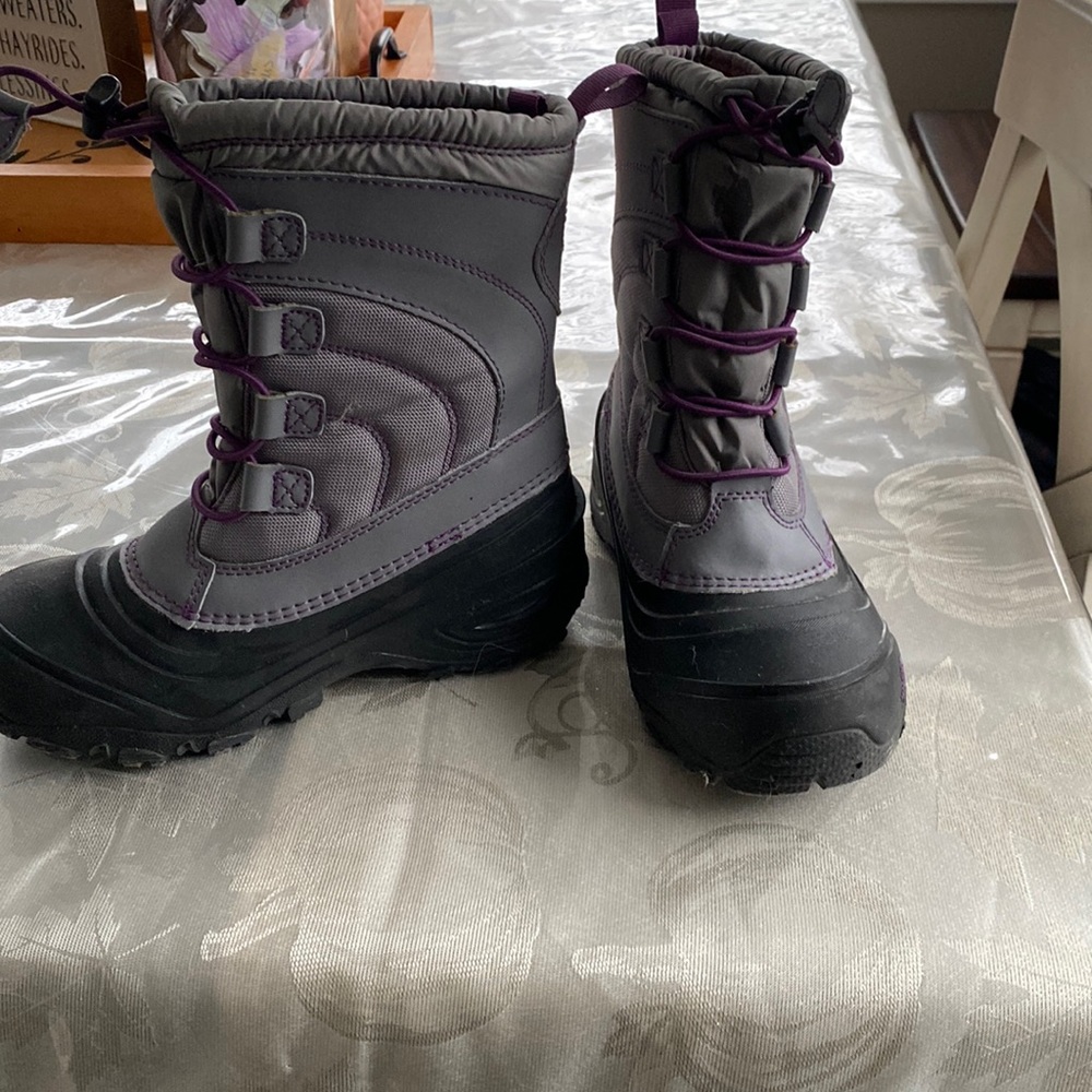 Lightly used the both face snow boots
